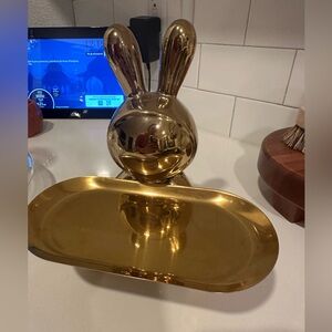 Title: 🐰 Rabbit Sculpture Key Tray – Gold